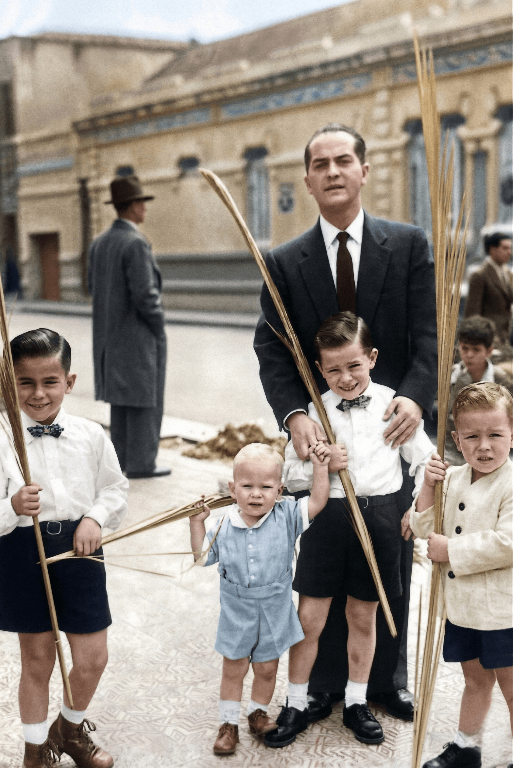 Jaime R. Echavarría con sus cinco hijos — fotografía a color